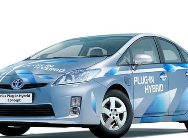 Toyota Prius Plug-in Hybrid już w polskich salonach