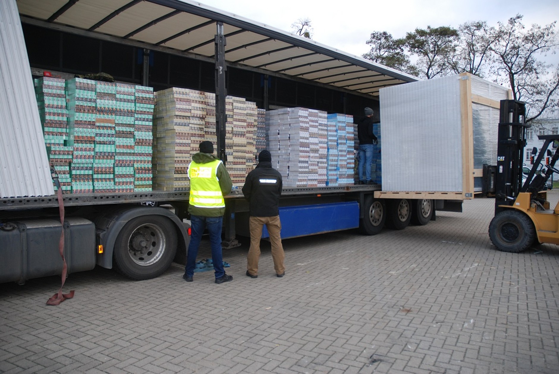 Funkcjonariusze CBŚP i Straży Granicznej zatrzymali trzy ciężarówki wypełnione nielegalnym towarem