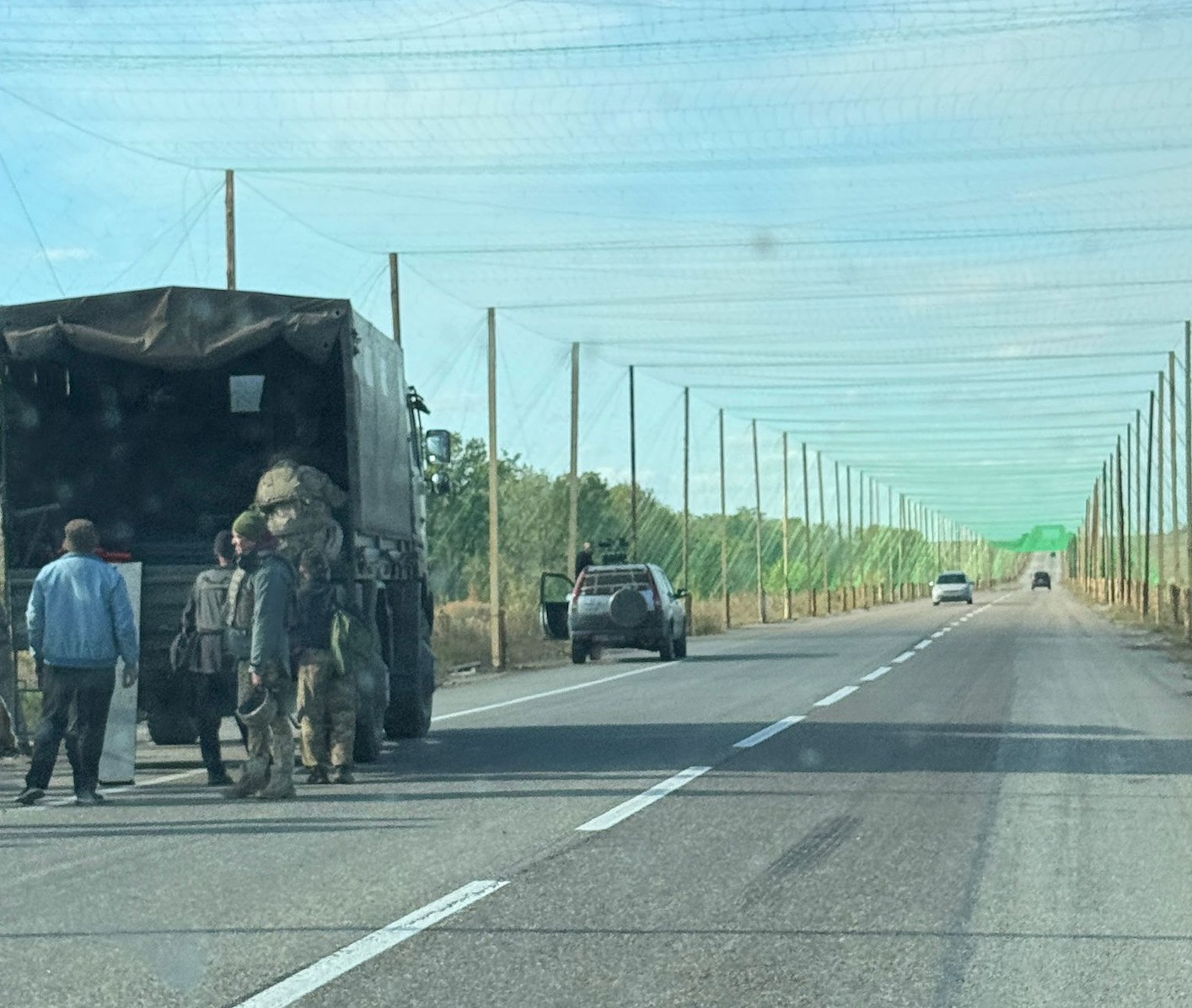 Sieci antydronowe nad drogamiw Ukrainie