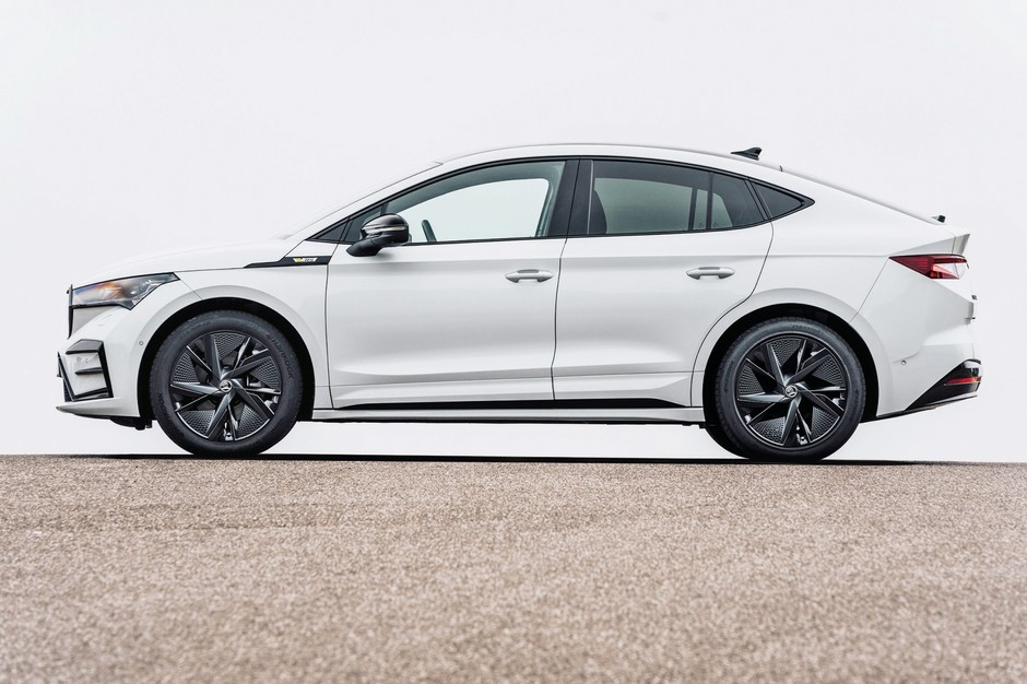 Skoda Enyaq Coupe 2022 - styliści zrobili, co tylko mogli, żeby załagodzić linie SUV-a i dodać im wdzięk, ale... Niestety, topografia platform elektrycznych jest bezlitosna i te mniej więcej 10 cm grubości baterii w podłodze "widać" po sylwetce. W efekcie auto wygląda zbyt potężnie, żeby skojarzy je z coupe z czasów klasycznej motoryzacji. No ale z drugiej strony - czy pierwsze BMW X6, protoplasta SUV-ów coupe, było zgrabniejsze?