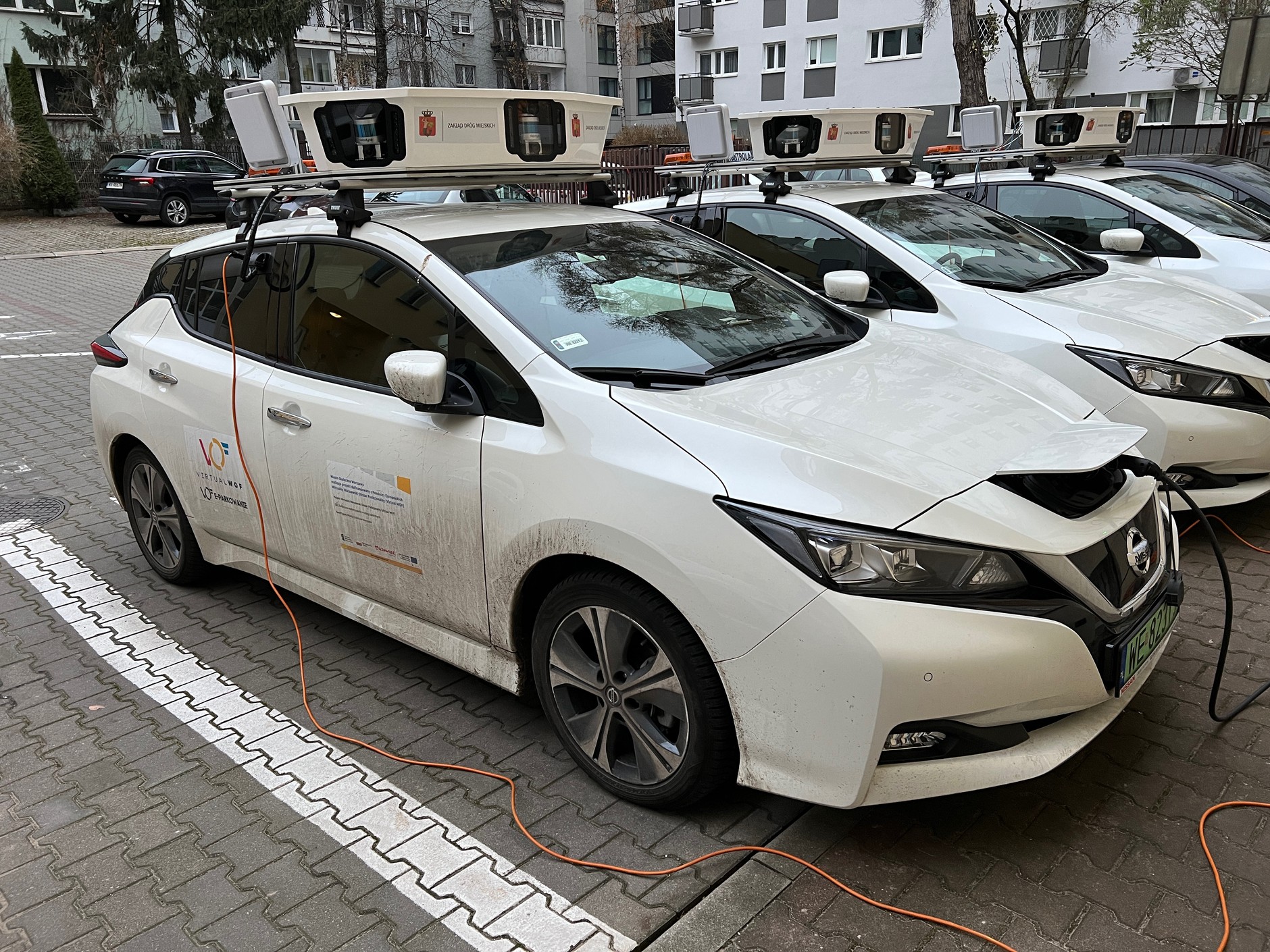 W Warszawie ulice stołecznej strefy płatnego parkowania patroluje dziewięć elektrycznych Nissanów Leafów