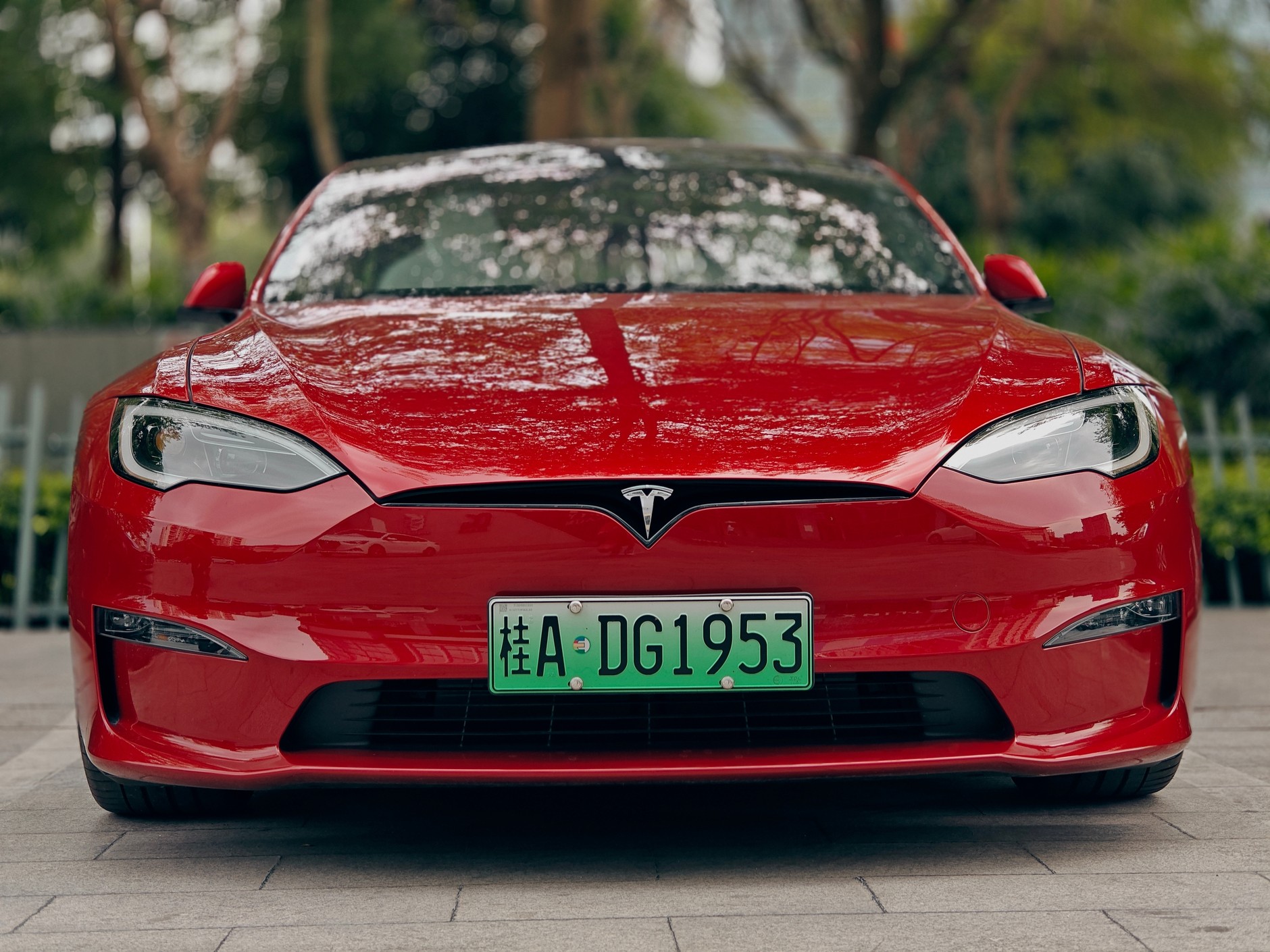 Tesla z chińską tablicą rejestracyjną
