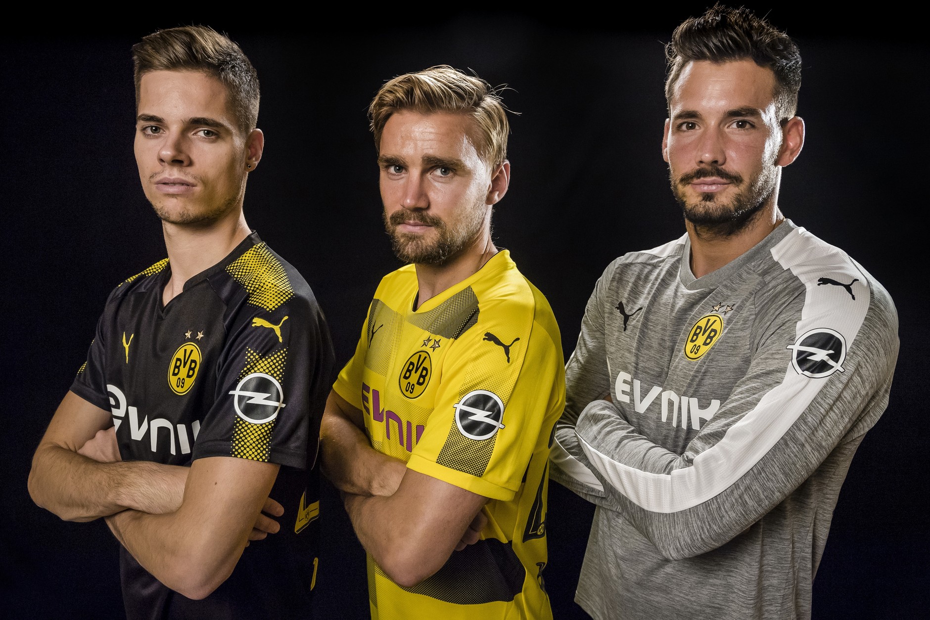 Piłkarze Borussii Dortmund prezentują nowe koszulko z logo Opla