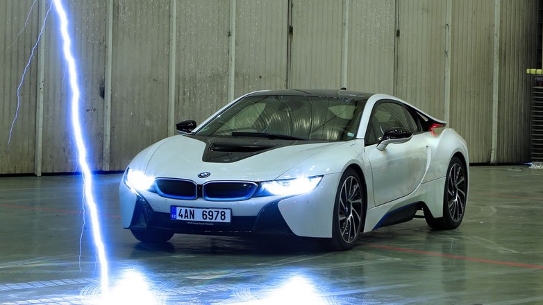 BMW i8 - samochód z piorunującym wrażeniem