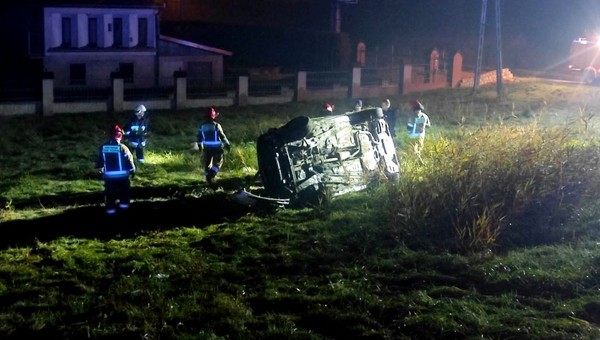 Policjant musiał strzelić w oponę, żeby go zatrzymać. W aucie znaleziono bańki z paliwem