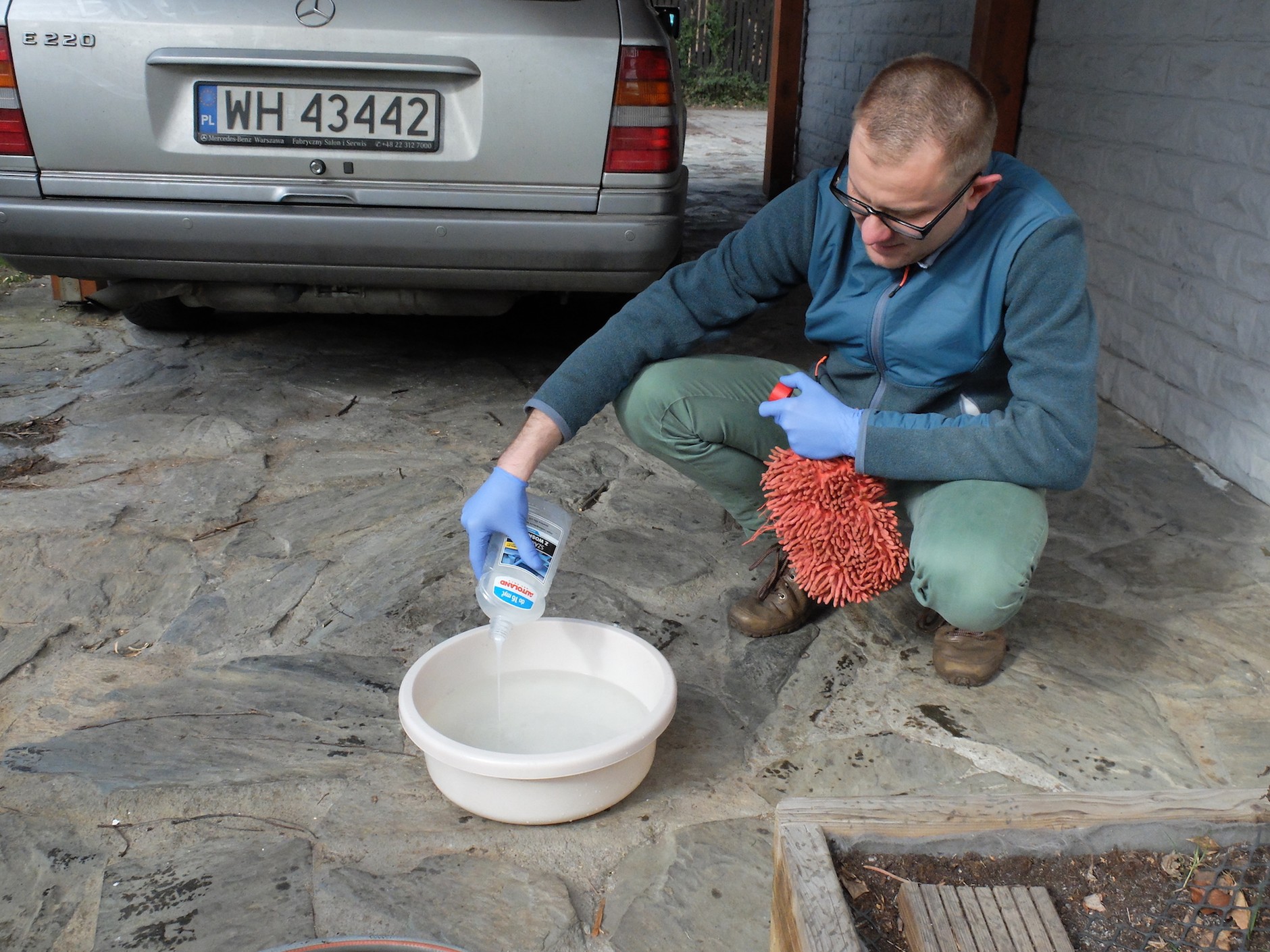 Mycie auta szamponem: większość osób myjących auta dodaje za dużo szamponu do wody – kilka razy za dużo! Nie róbcie tego, stosujcie się do instrukcji na opakowaniu. W marcu, gdy jest jeszcze chłodno, to nie szkodzi, ale gdy jest ciepło, zasychający na lakierze bogaty roztwór szamponu pozostawia na lakierze niezmywalne zacieki. Takie zacieki usuwa się poprzez polerowanie, najlepiej mechaniczne