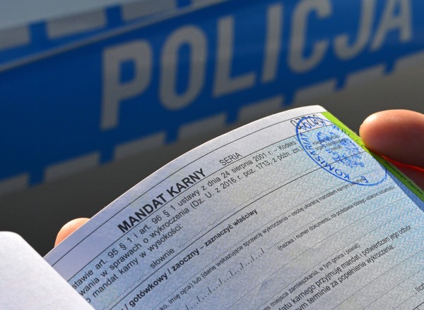 Tysiące wadliwych mandatów u policji. Co mają zrobić kierowcy?
