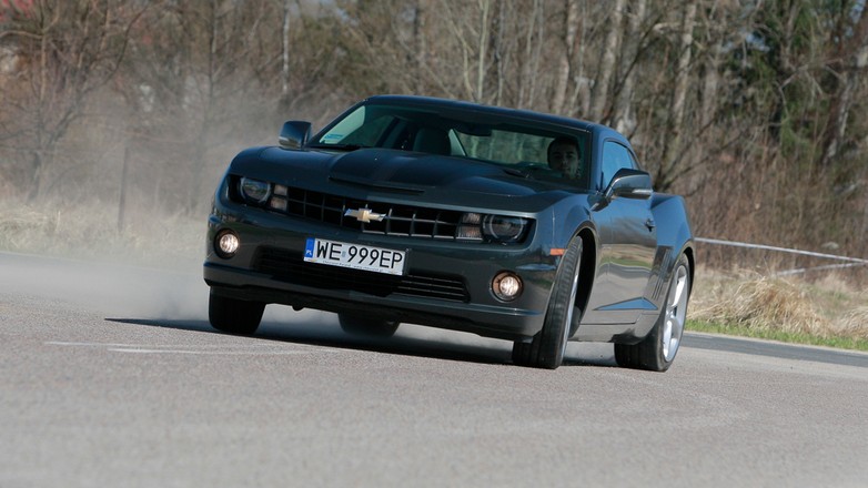 Napęd na tył i mocny silnik robią robotę – musi być tylko bardzo szeroko