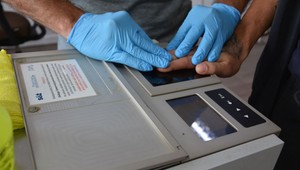 Zajrzeli do środka porzuconego auta. Nie mogli uwierzyć w swoje szczęście