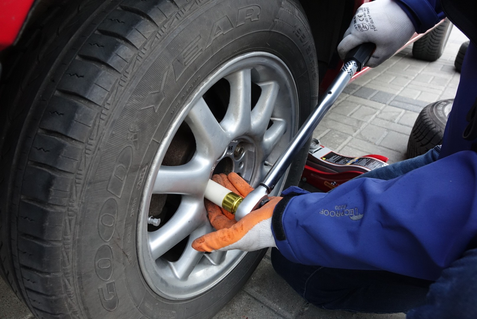 Klucz dynamometryczny – ważne narzędzie podczas dokręcania koła. Gwarantuje właściwe dociągnięcie kół i brak problemów z odkręcaniem ich