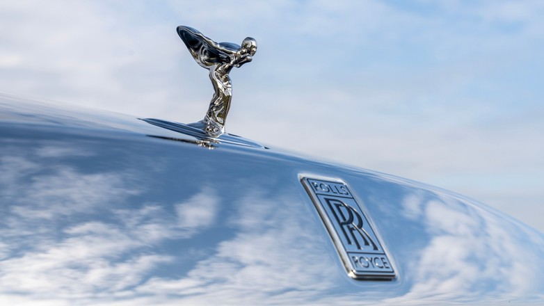 Rolls-Royce z figurką Spirit of Ecstasy