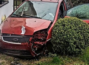 Przebiła autem płot, złamała drzewo i uderzyła w dom. Miała trzy promile
