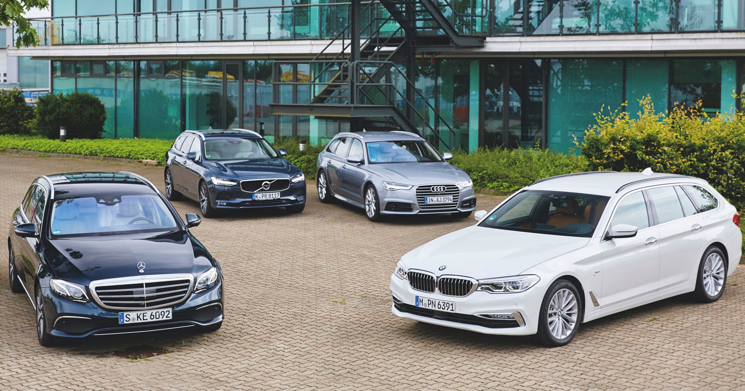 BMW serii 5 kontra Mercedes E220d, Volvo V90 D4 i Audi A6 - oto flota marzeń
