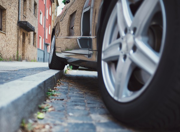 Jak prawidłowo zaparkować przy skrzyżowaniu? Zapadł wyrok, który wszystko wyjaśnia