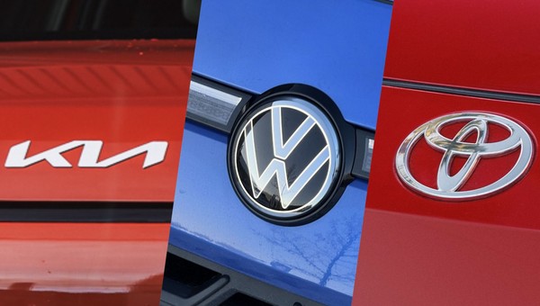 Logotypy Kii, VW i Toyoty (od lewej)