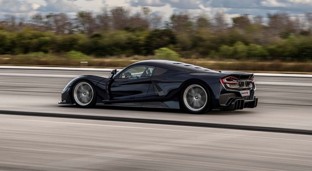 Hennessey Venom F5 rozpędził się do 271,6 mph. Czy uda się osiągnąć założone 300 mph?