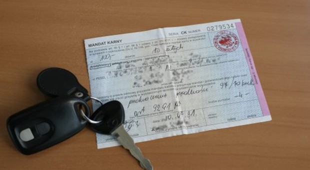 Znalazłem w szufladzie stary mandat i paragon ze stacji. Nie mogę uwierzyć w te kwoty