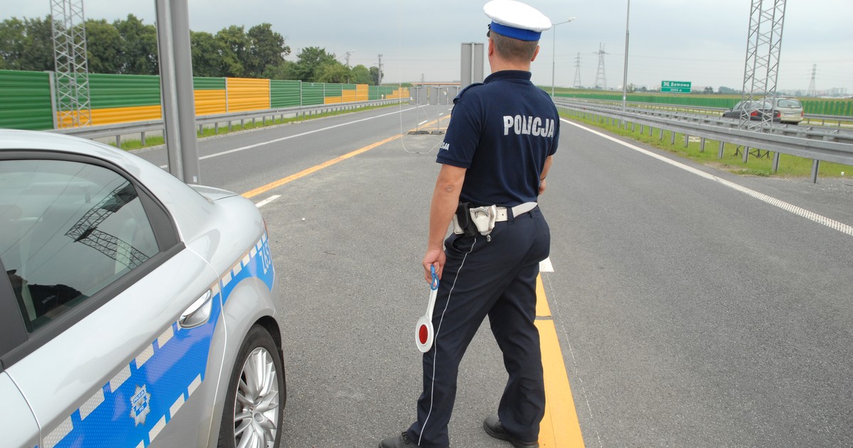 Policjant drogówki przy pracy