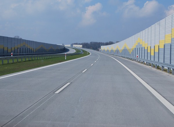 "Rak betonu" rozsadza trasę S8 - nowe problemy drogowców w Polsce