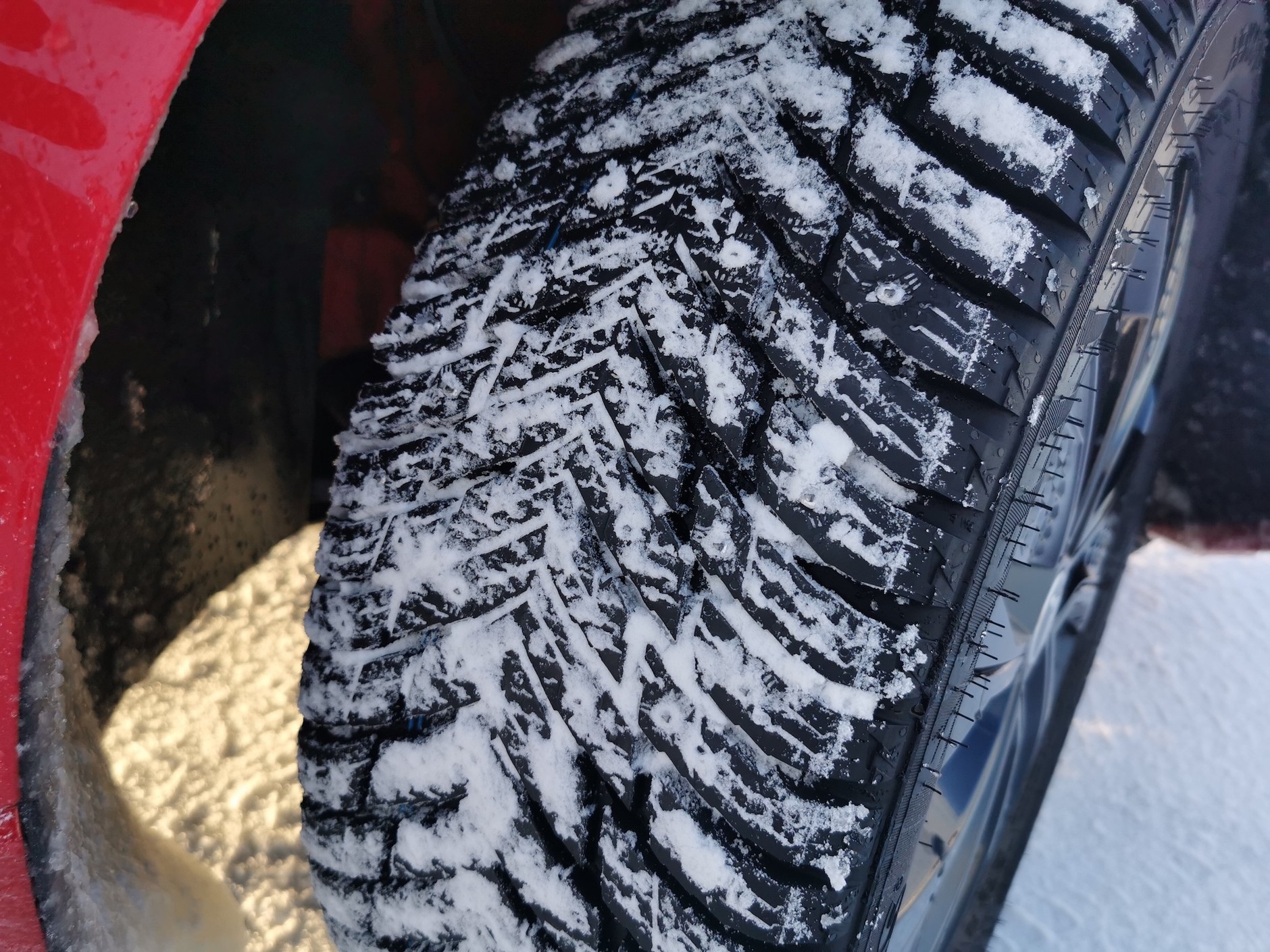 Opona zimowa wyposażona w kolce