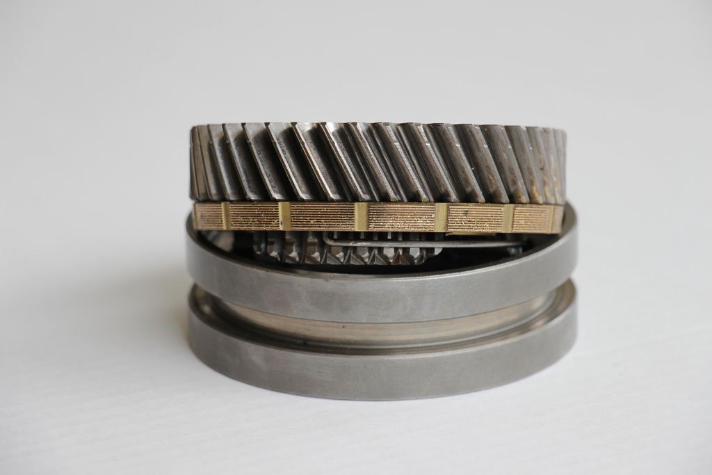 Wymiana synchronizatorów bywa kosztowna, 
„wbijanie” biegów na siłę to głupi pomysł!