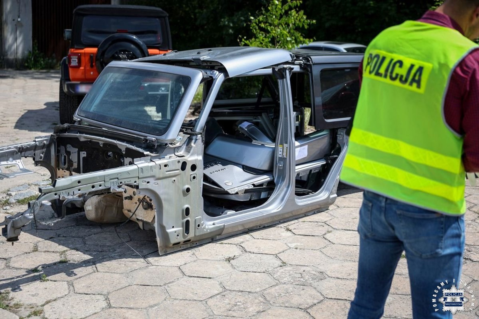 Policja rozbiła grupę kradnącą samochody