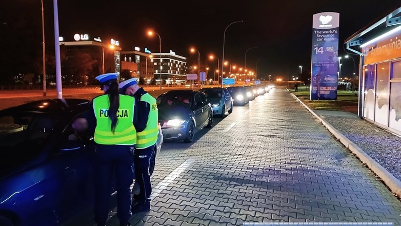 Obraz pochodzący z serwisu https://dolnoslaska.policja.gov.pl/wr1/aktualnosci/biezace-inf/123260,W-miniony-weekend-dolnoslascy-policjanci-prowadzili-dzialania-pn-quotNielegalne-.html