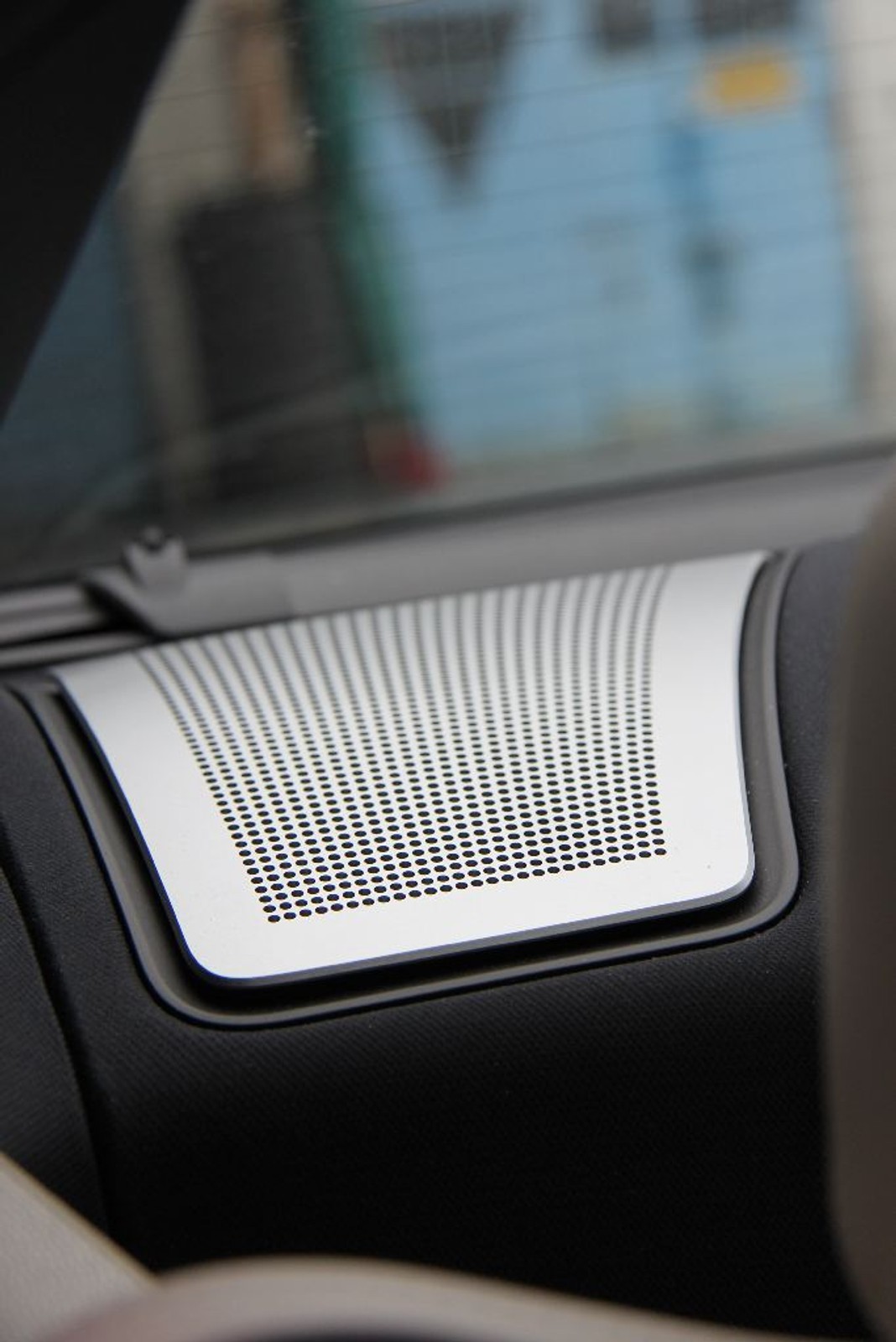 Tak ukształtowane maskownice kryją w tylnej półce zestaw dwudrożny Bang &amp; Olufsen: głośniki wysokotonowe i średniotonowe.