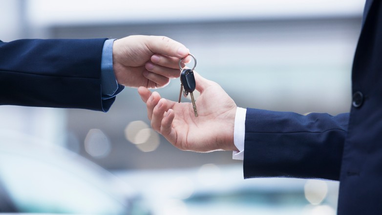 Sprzedaż samochodu, salon samochodowy