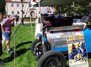 Spotkanie klasyków na zamku Topacz. Podziwialiśmy ponad 600 zabytkowych pojazdów