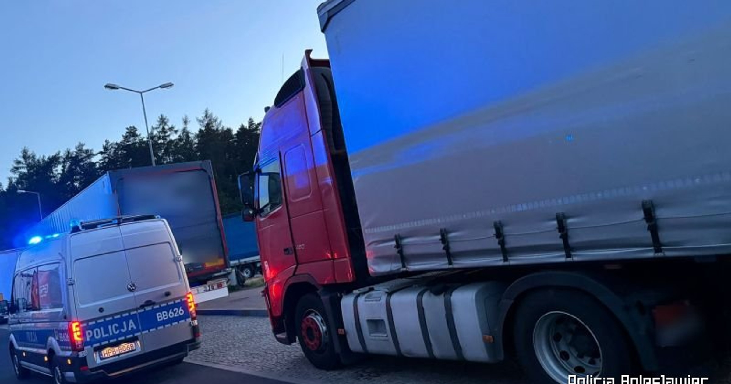 Obraz pochodzący z serwisu https://boleslawiec.policja.gov.pl/dbl/aktualnosci/bieza/121344,Kierowca-TIR-a-przemieszczal-sie-autostrada-pomimo-zakazu-jazdy-dla-ciezarowek.html
