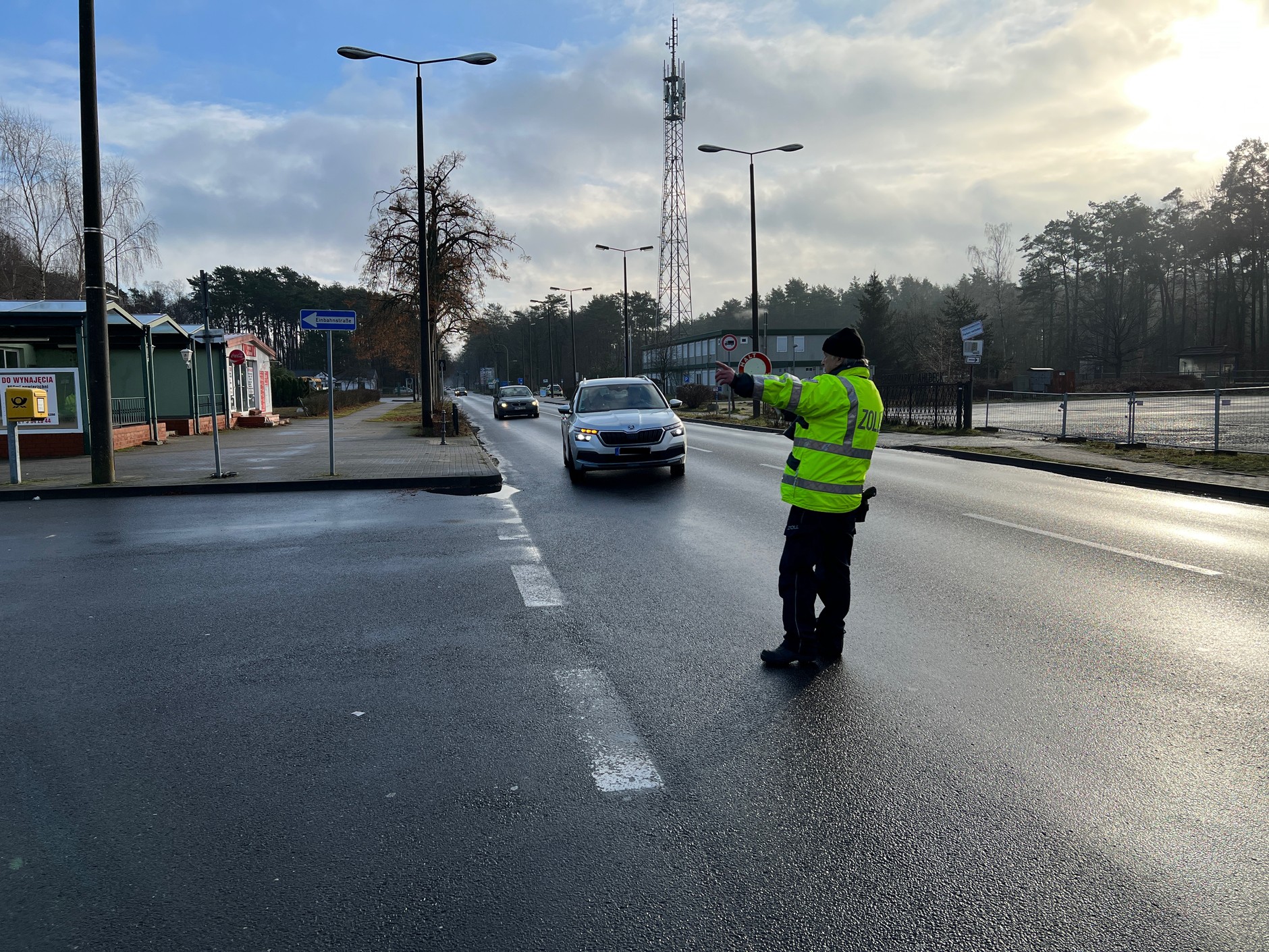 Jeśli przy okazji rutynowej kontroli drogowej w Niemczech okaże się, że kierowca ma niezapłacone mandaty, to karę trzeba uregulować od razu. 