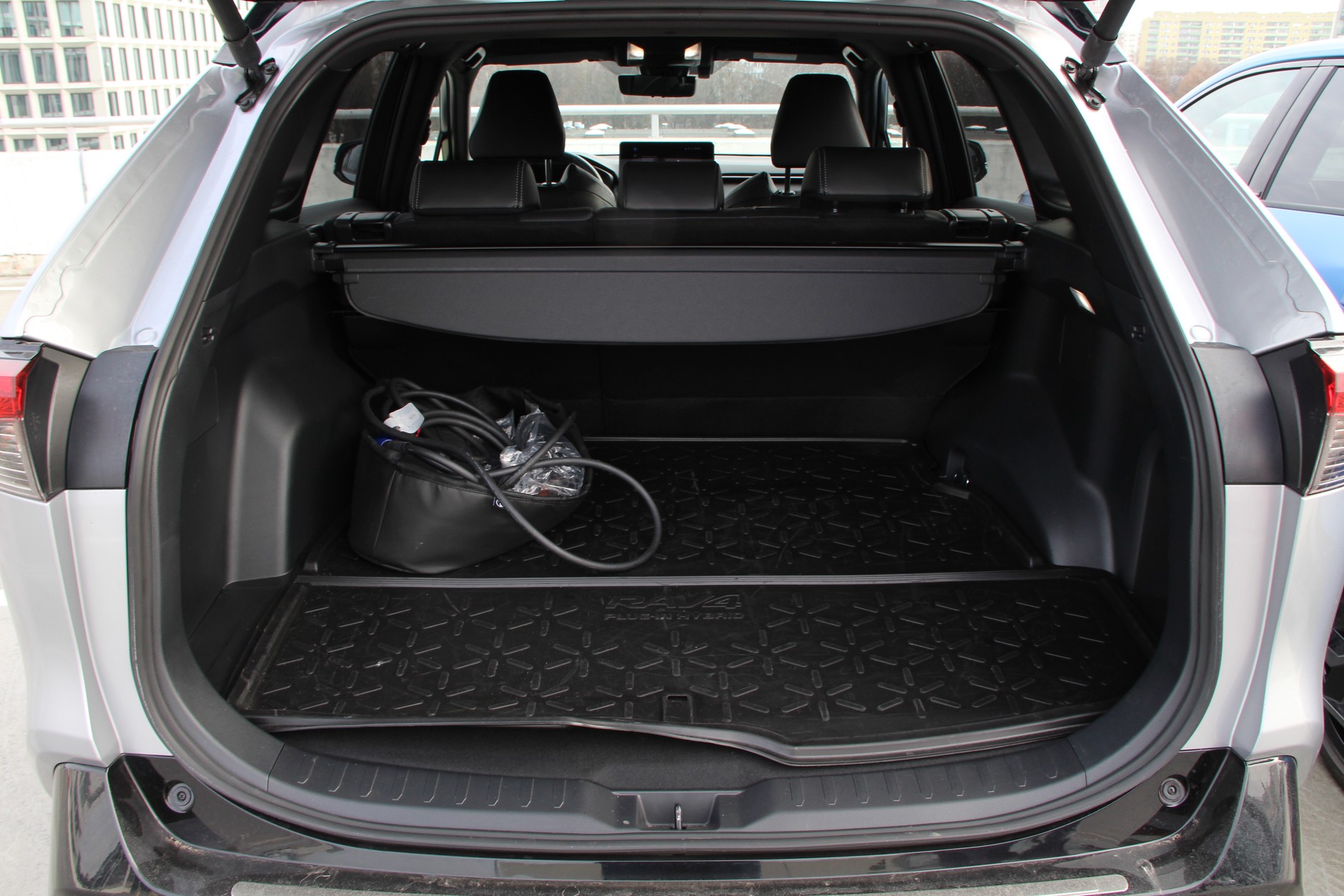 Toyota RAV4 Plug-In Hybrid ma podłogę bagażnika na wysokości progu załadunkowego
