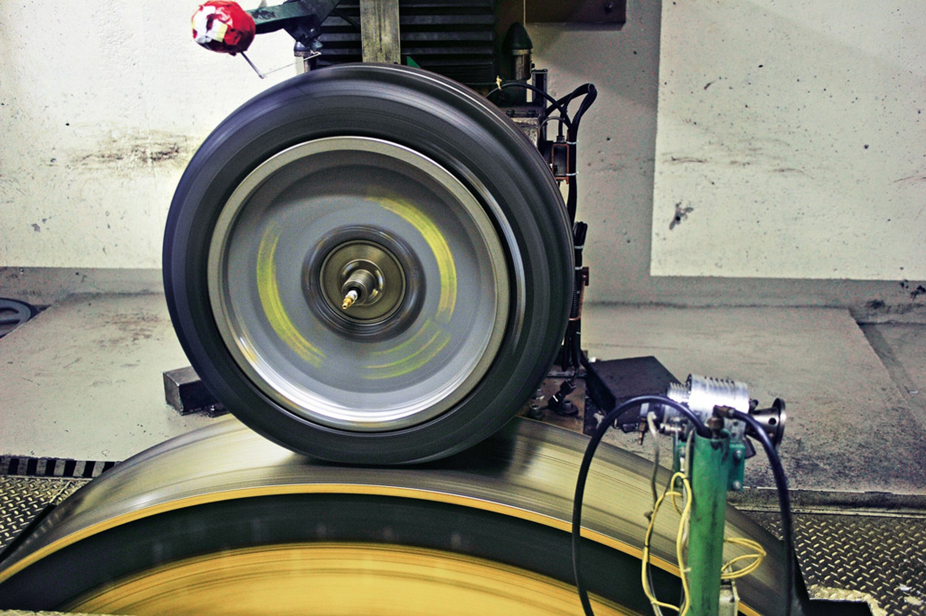 Czy istnieją opony nadające się do jazdy w każdych warunkach pogodowych?