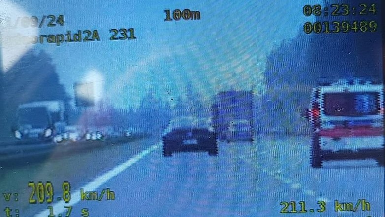 Bentleyem 209 km/h po "esce"