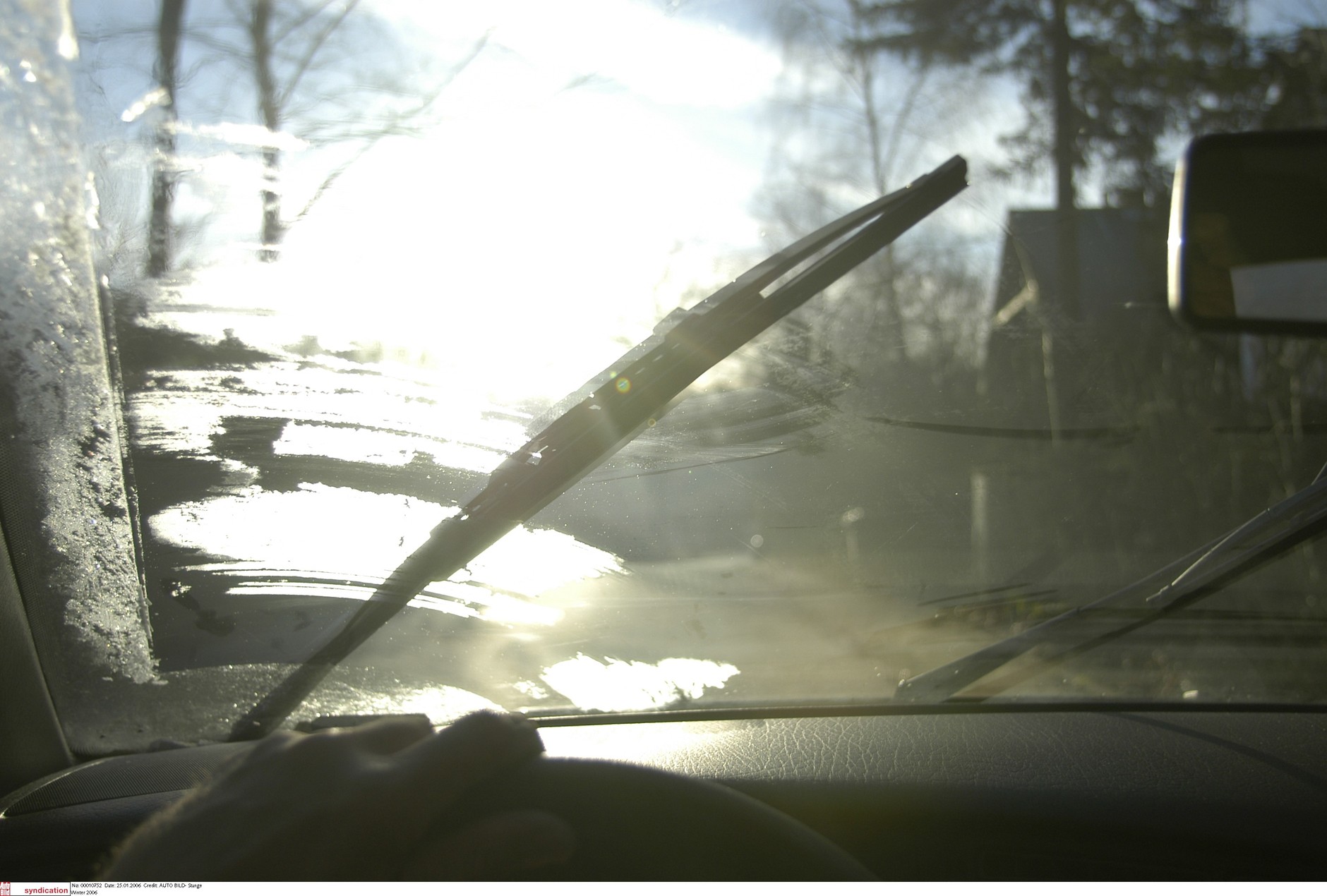 Wycieraczka nie jest właściwym narzędziem do usuwania szronu i lodu z szyby. Sunąc po oblodzonej szybie gumowe pióro bardzo mocno się zużywa.