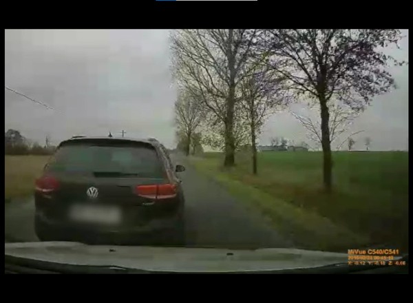 Złośliwie zahamował innemu kierowcy przed maską. Zdziwił się po wezwaniu policji [WIDEO]