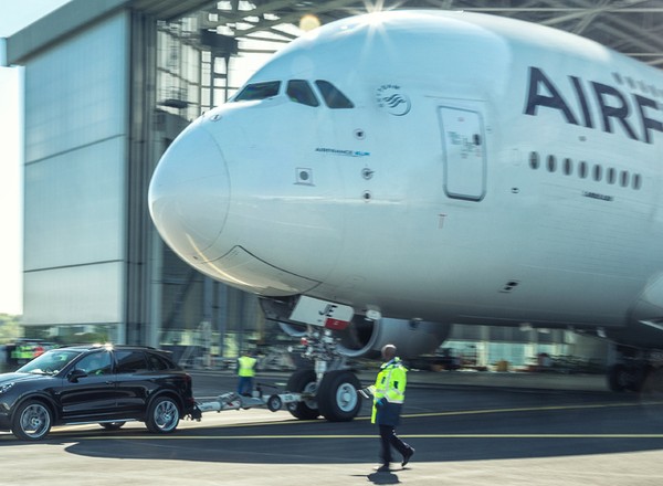 Porsche Cayenne pociągnął 285-tonowego Airbusa A380
