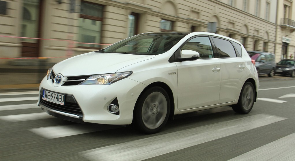 Hybrydowy kompakt? Prawie nie ma wyboru, są głównie Toyoty i Lexus.