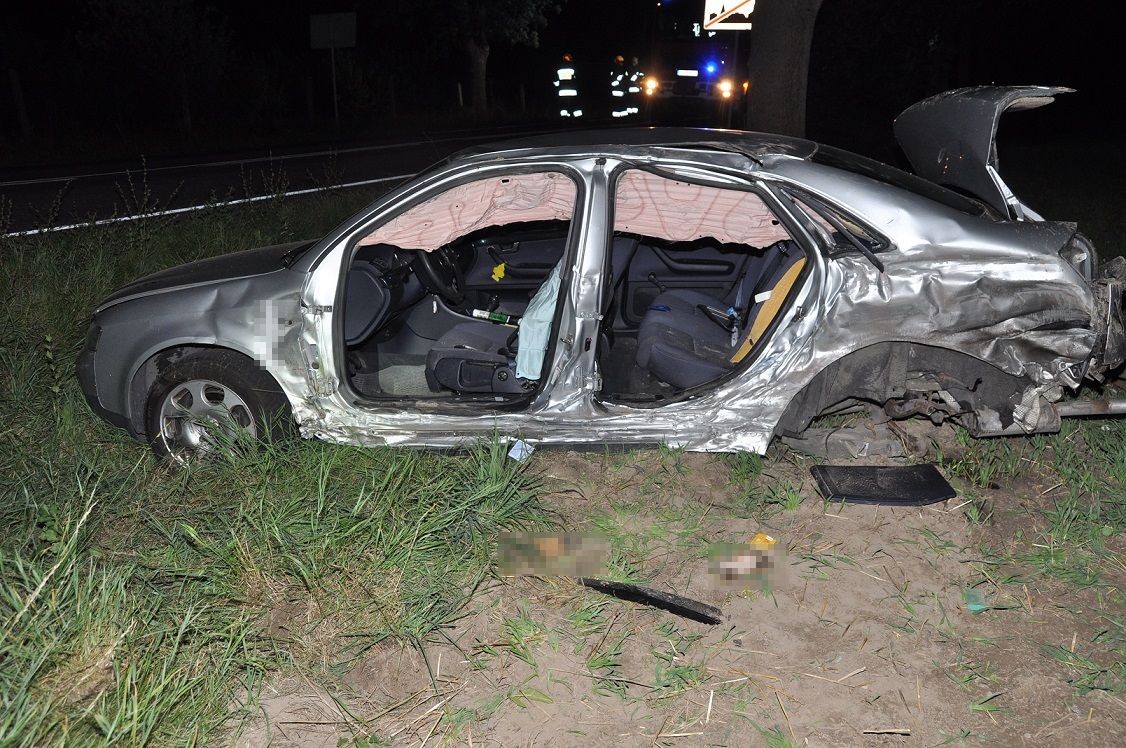 Zjechał na przeciwny pas i zderzył się z Audi. Skoda dachowała