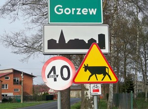 Znaki drogowe w Polsce — wyjaśniamy skąd ten chaos