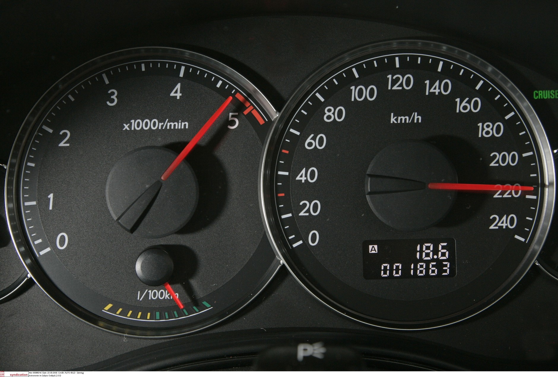 Jazda z prędkościami rzędu 200 km/h pochłania mnóstwo paliwa, a w razie zderzenia nie ma co liczyć na pełną ochronę przez systemy bezpieczeństwa biernego samochodu