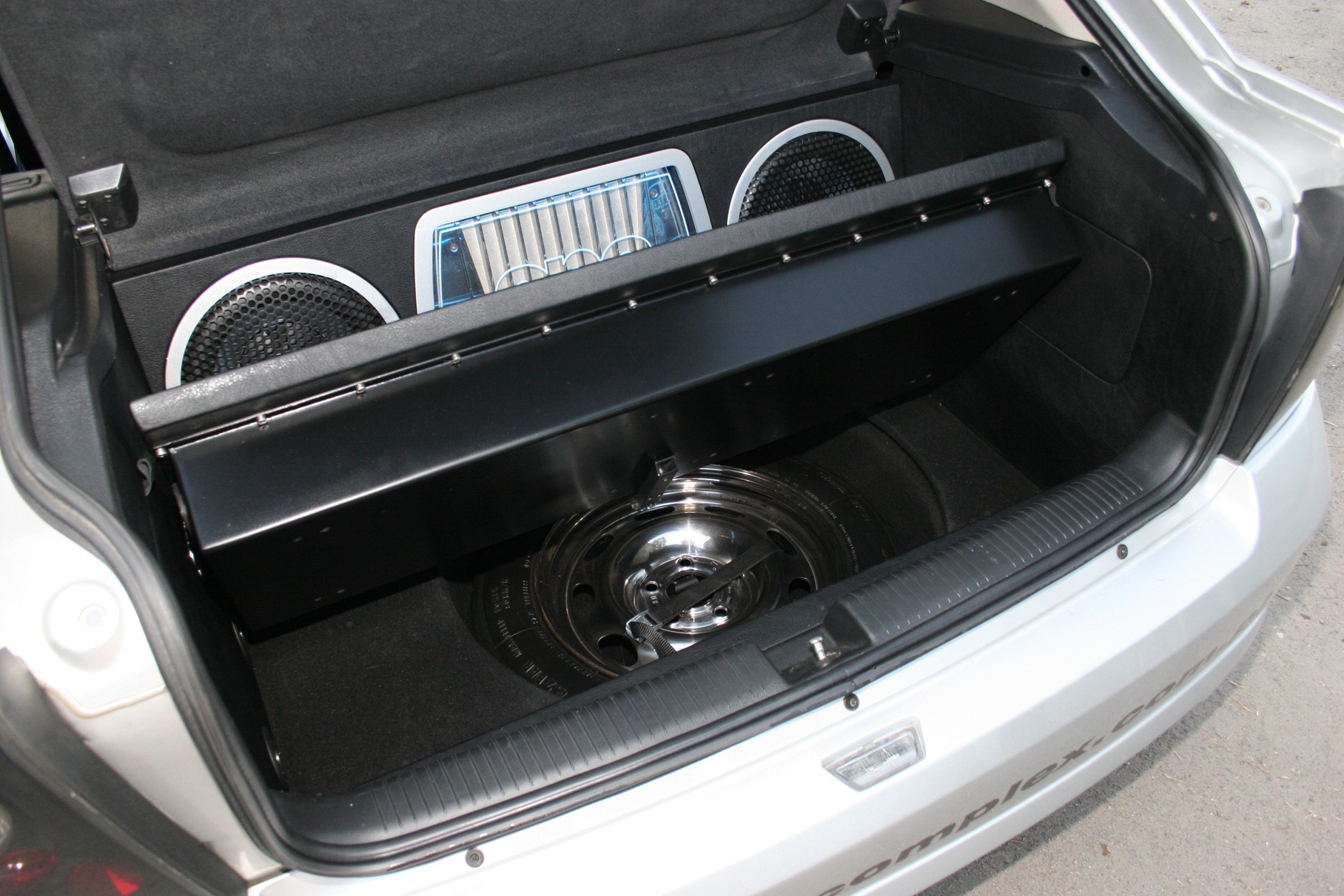 Opel Astra II. Dostęp do koła zapasowego