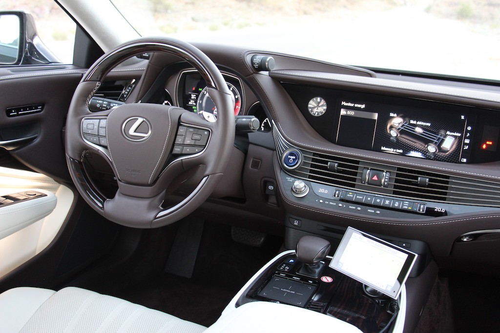 Lexus LS 500h kokpit