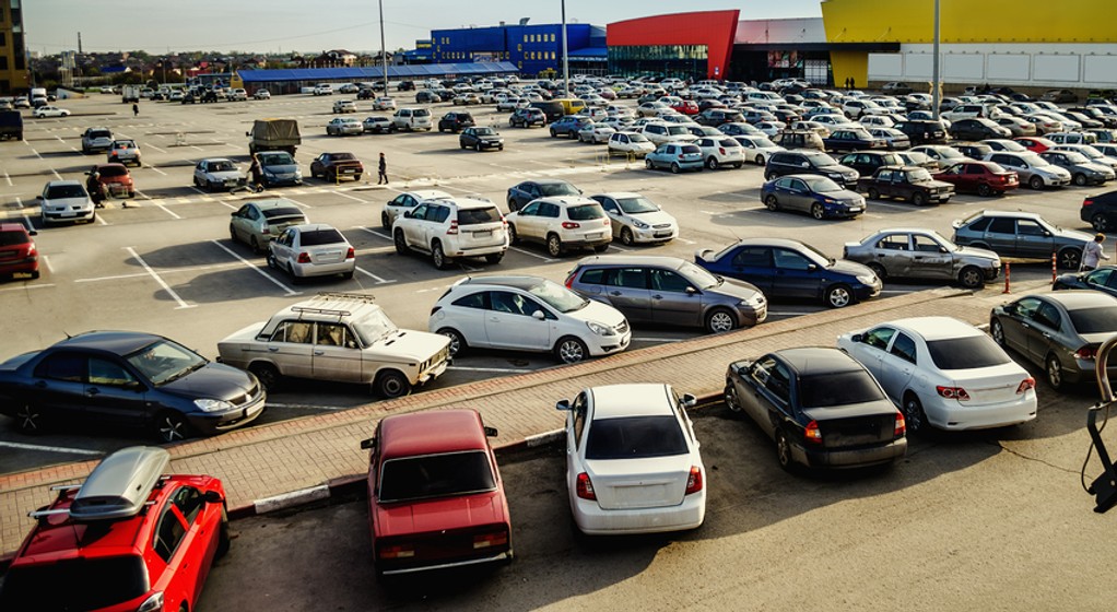 Parking przed supermarketem