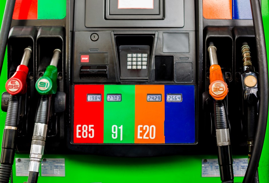 Martwisz się, czy twoje auto zniesie jazdę na paliwie E10? Są kraje, w których paliwo E85 to norma, a "czysta" benzyna dostępna jest tylko w wersji 91 oktanowej.