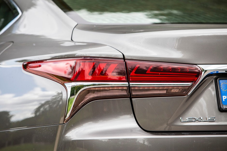 Lexus LS500h - jeździć czy być wożonym?
