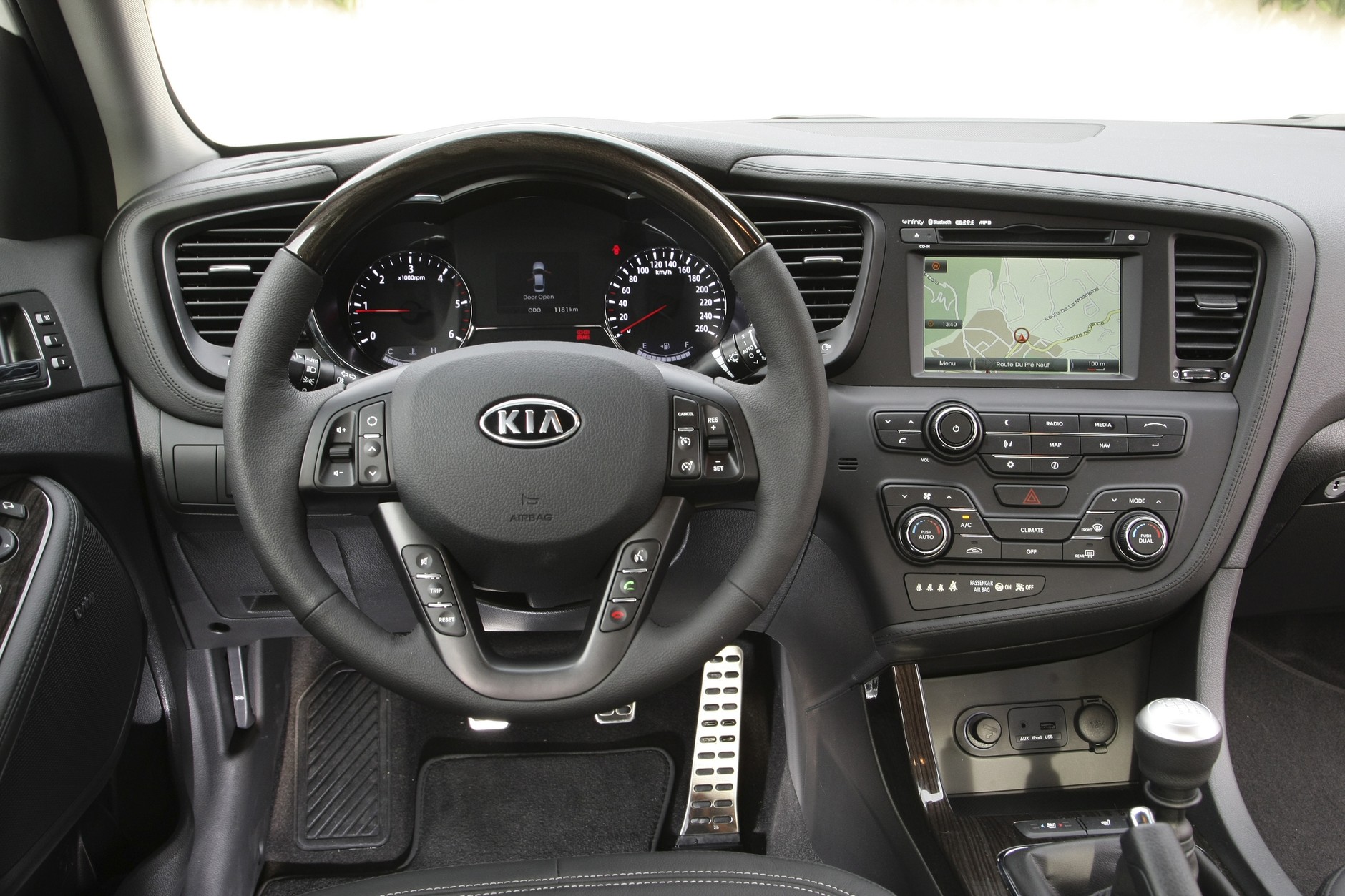 Kia Optima kontra Toyota Avensis: czy można pokonać mistrza?