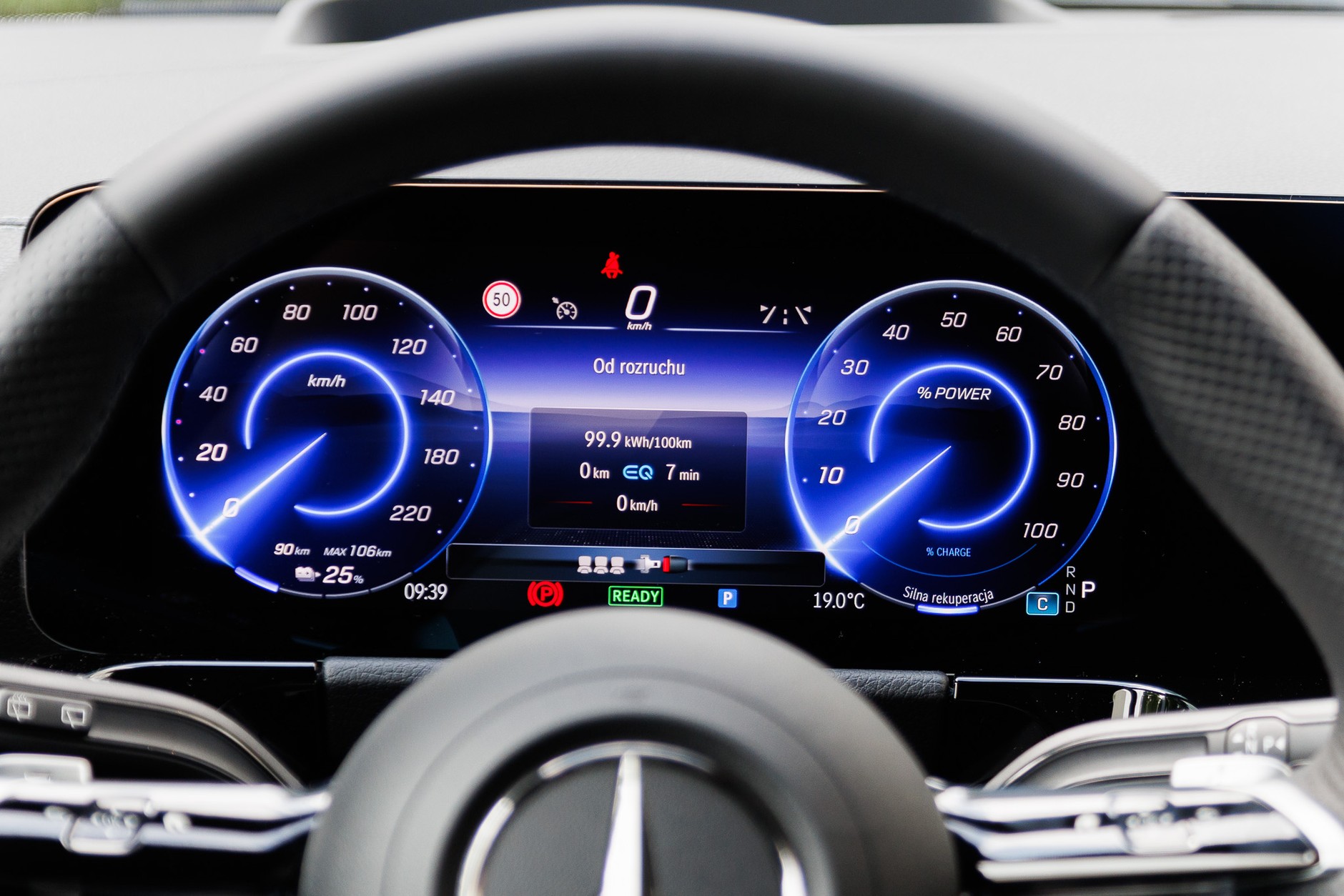 Stan naładowania akumulatora Mercedesa EQA po zakończeniu wszystkich podróży