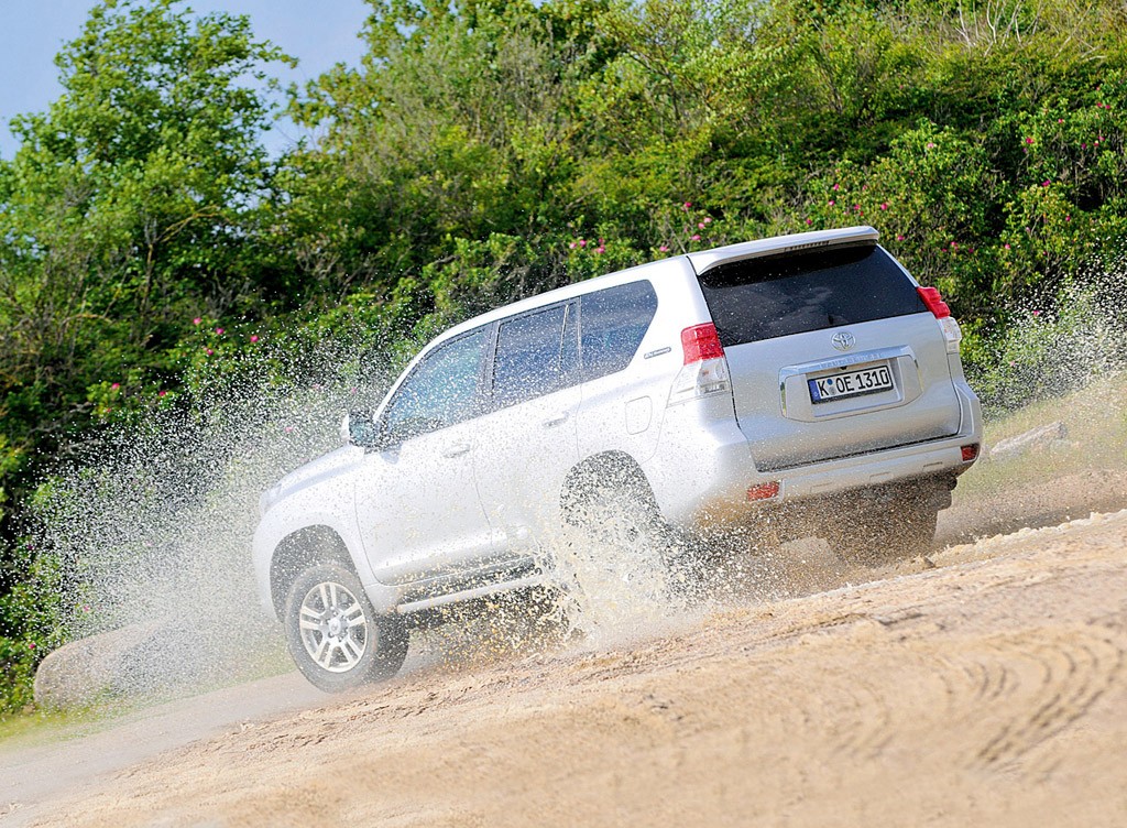 Luksusowe terenówki na wszelki wypadek: Mitsubishi Pajero kontra Toyota Land Cruiser, Land Rover Discovery i Nissan Pathfinder